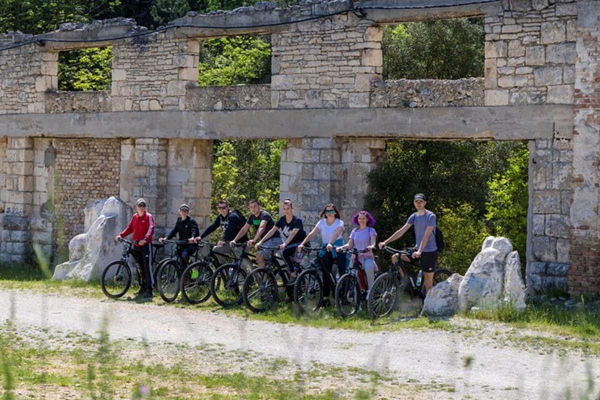 un gruppo di persone in bicicletta sotto un ponte