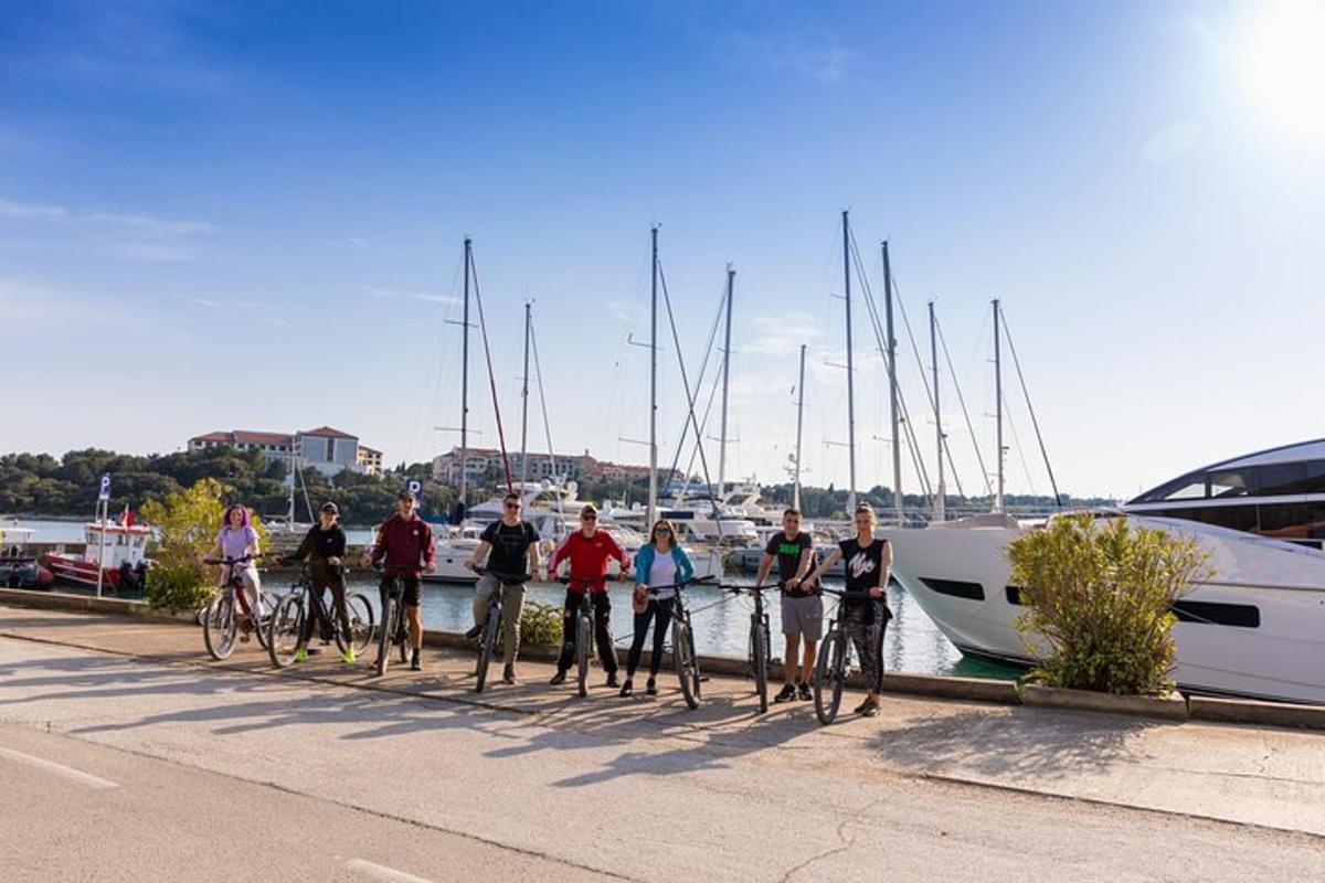 grupp inimesi jalgratastega jahisadamas