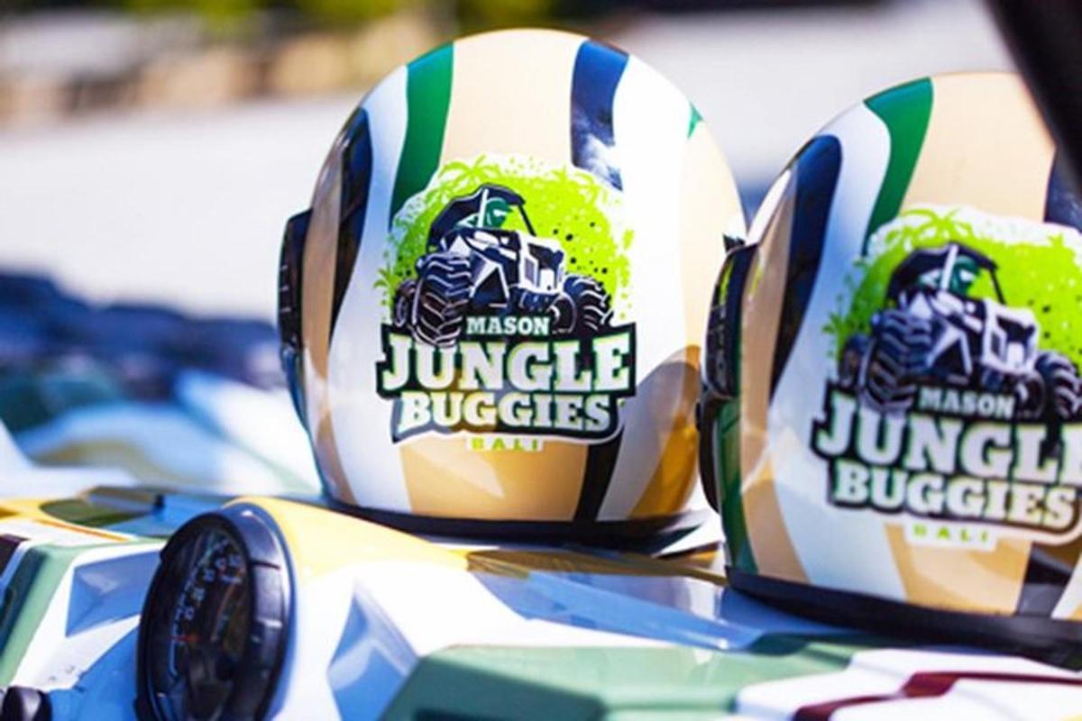 dvě lahve jungle buggies sedící na stole