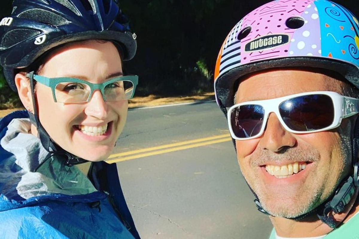 un uomo e una donna che indossano un casco da ciclista