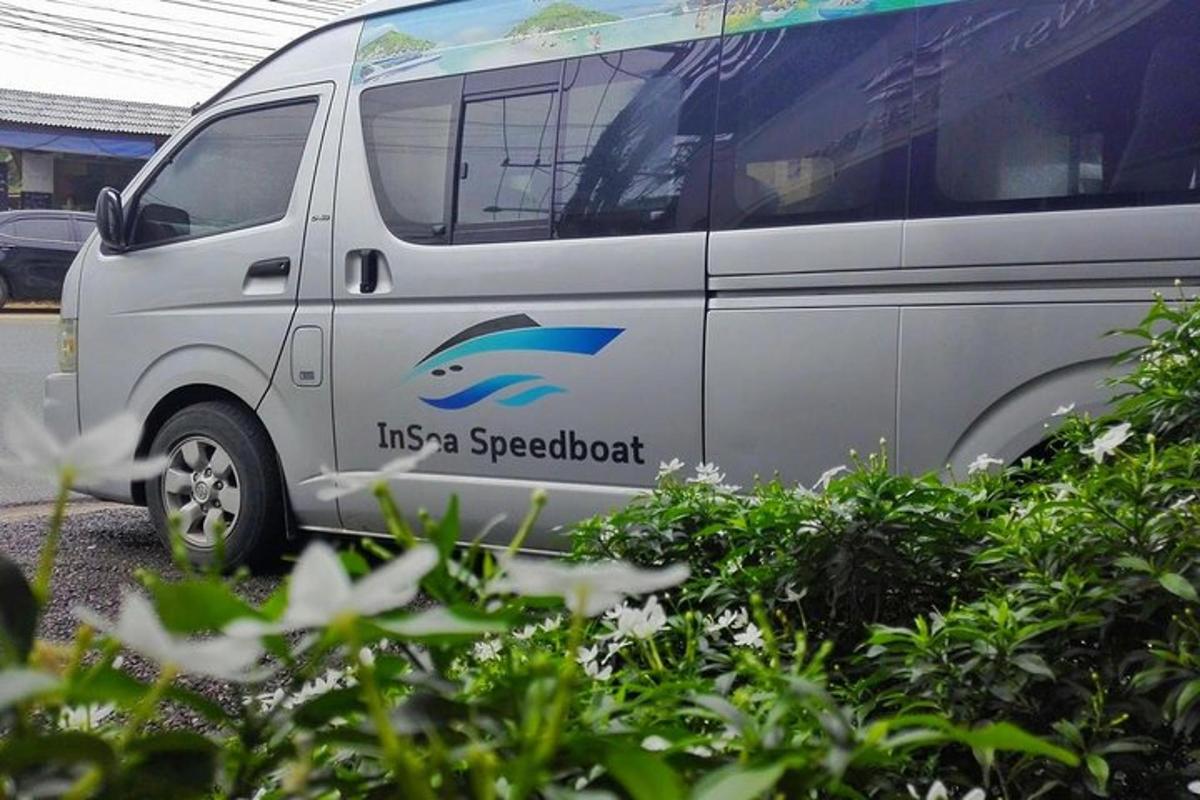 sebuah van dengan papan tanda di sisinya