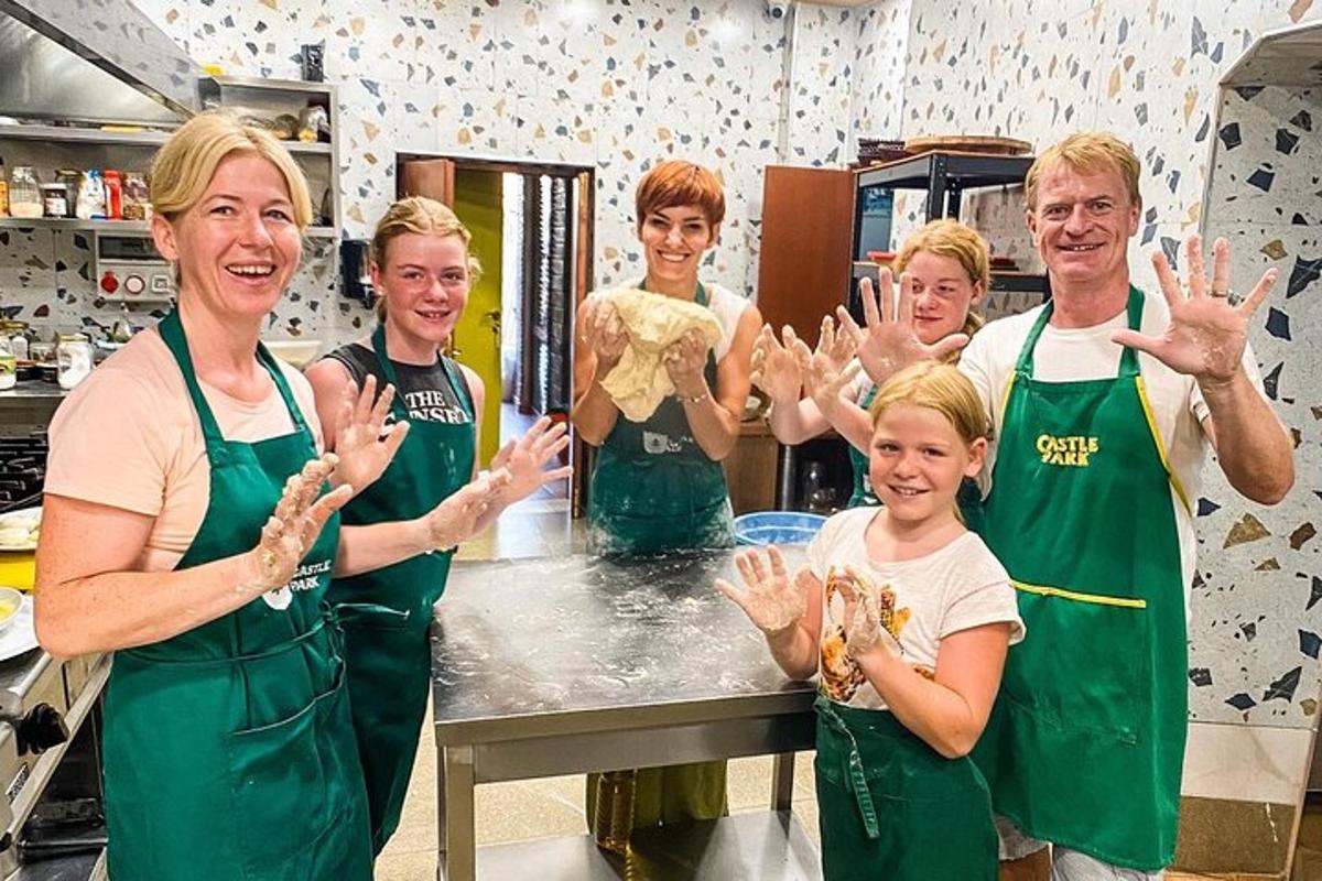 un gruppo di persone in cucina con le mani alzate