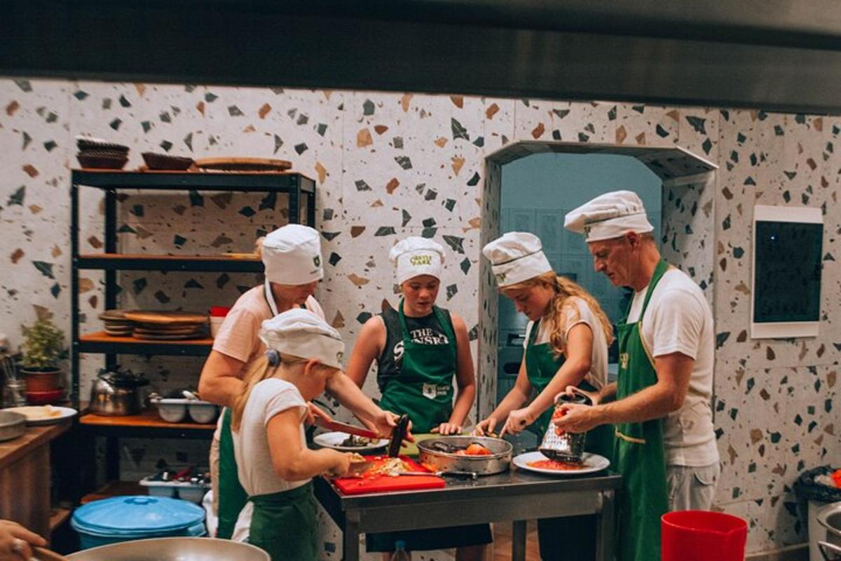 un gruppo di persone in cucina che preparano il cibo