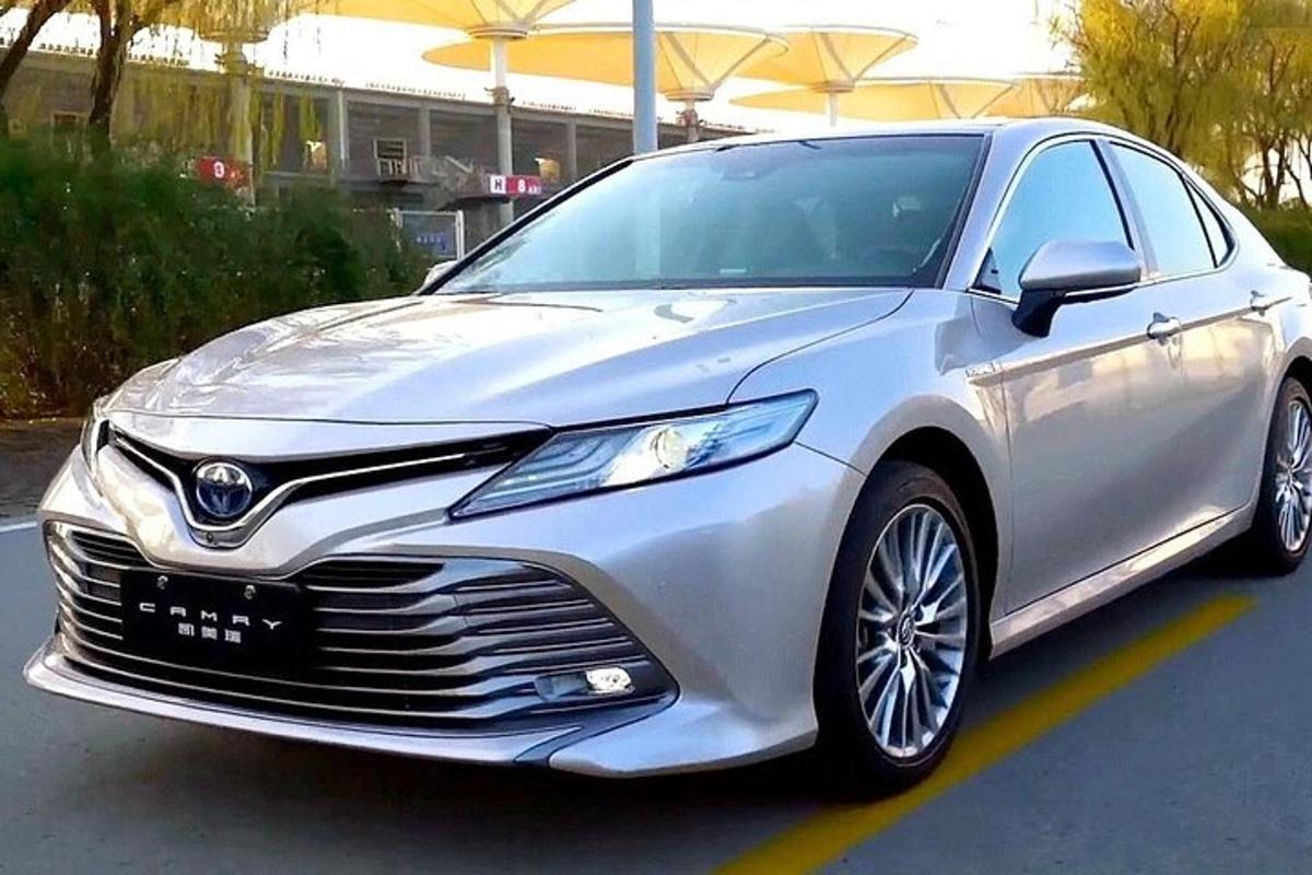 sebuah lexus putih diletakkan di tempat letak kereta