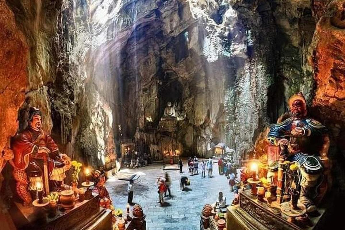 un dipinto di una grotta con statue al suo interno
