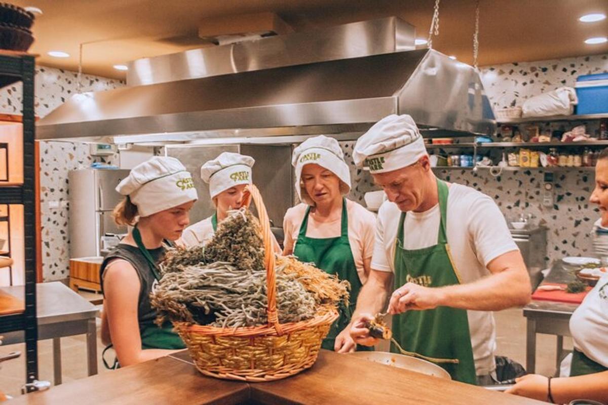 un gruppo di persone in cucina che preparano il cibo