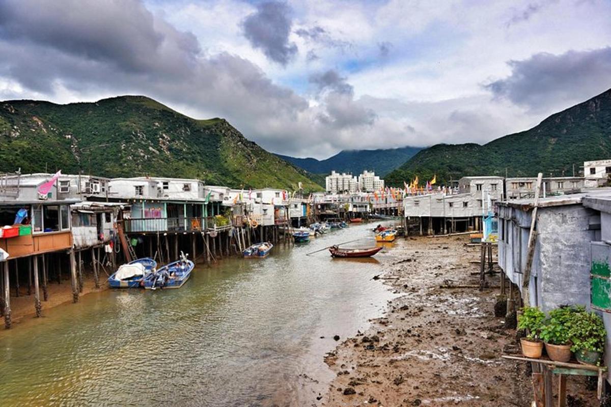 sekelompok perahu di sungai dengan bangunan