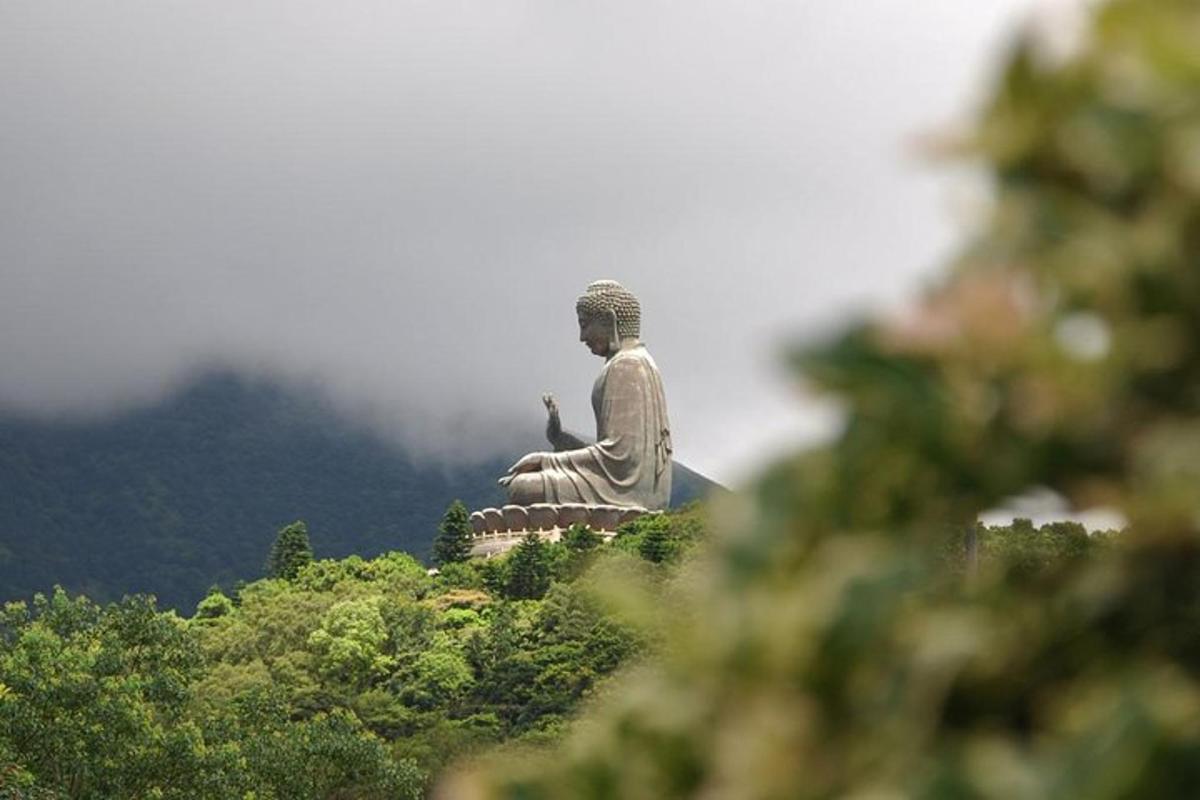 patung besar yang duduk di atas gunung