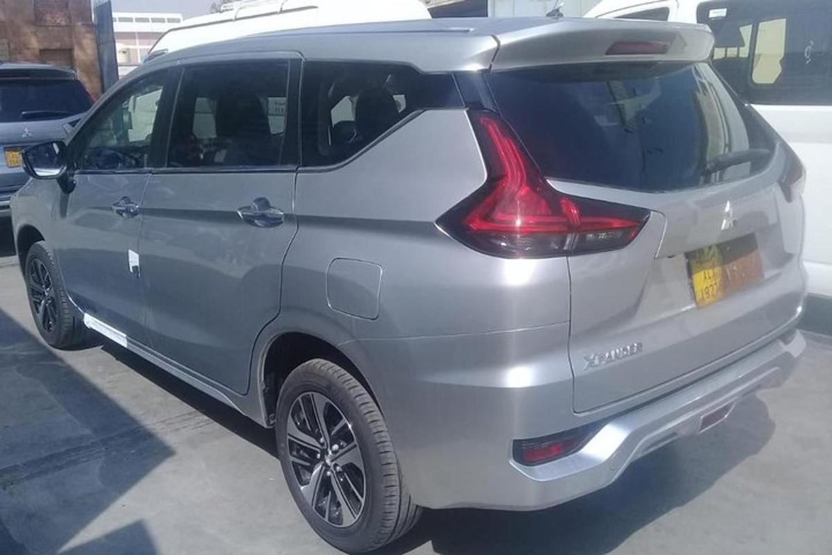 un SUV argentato parcheggiato in un parcheggio