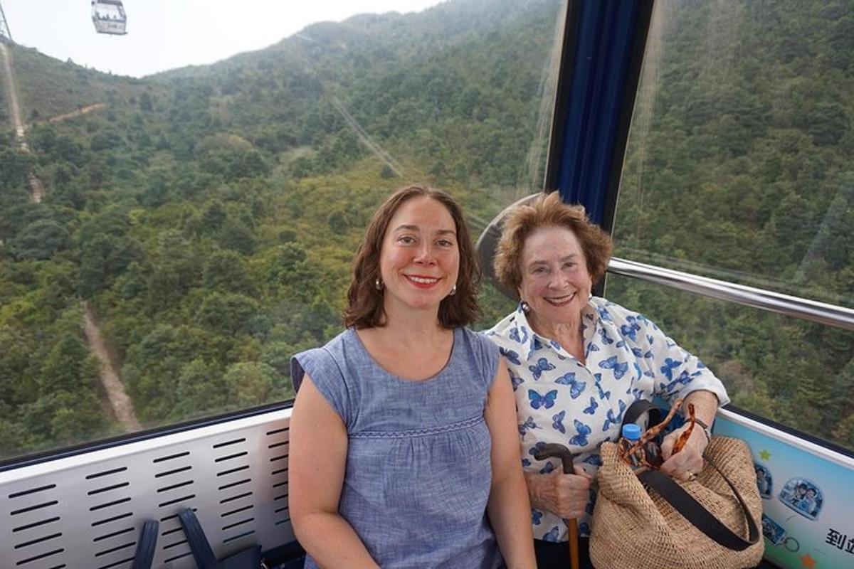 dua wanita berdiri di sebuah ruangan dengan pemandangan gunung