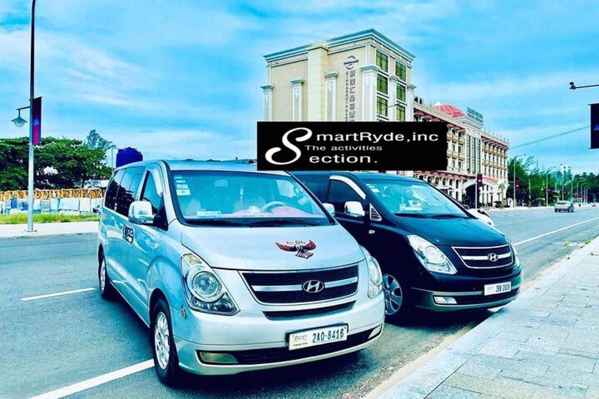 dva avtomobila parkirana ob strani ulice
