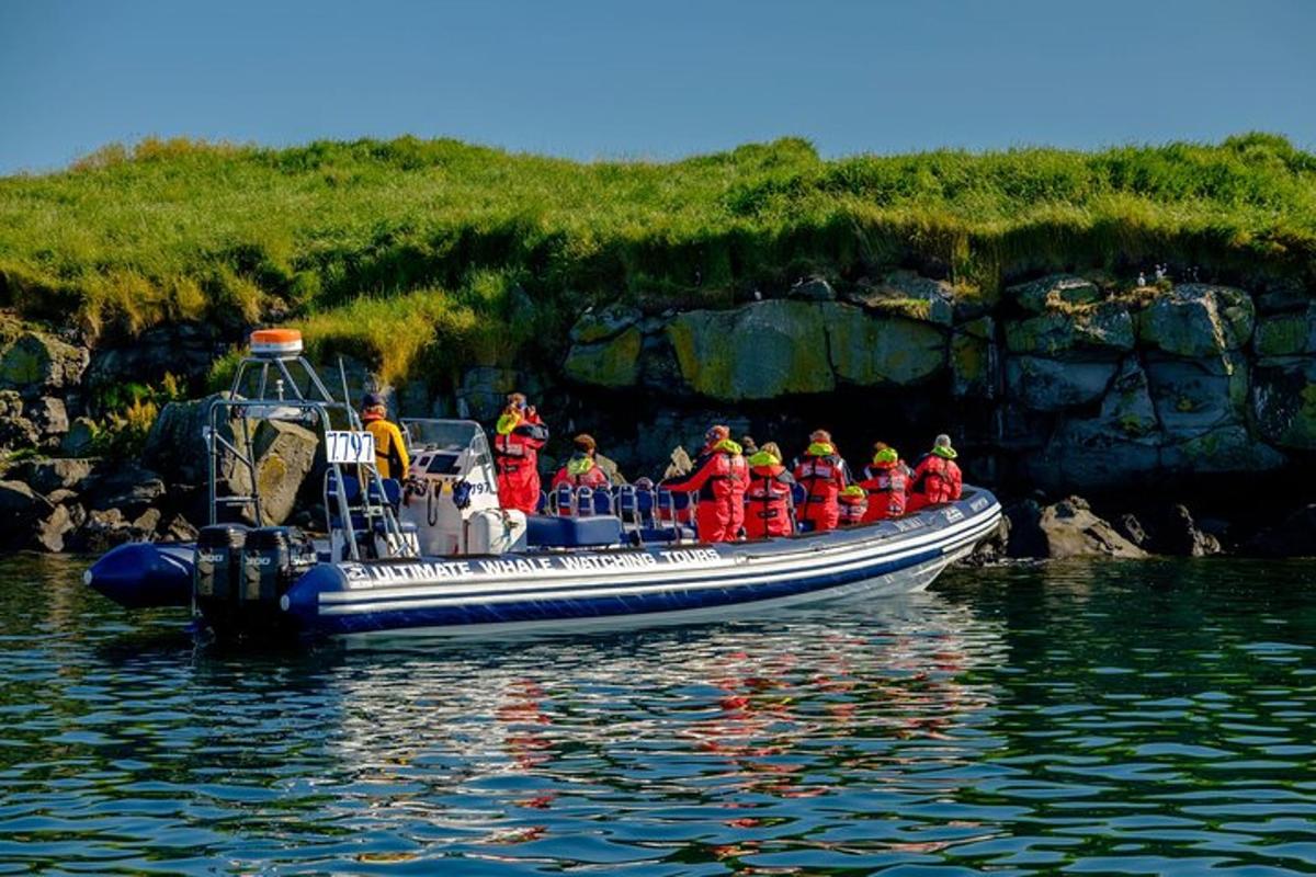 um grupo de pessoas em um barco na água