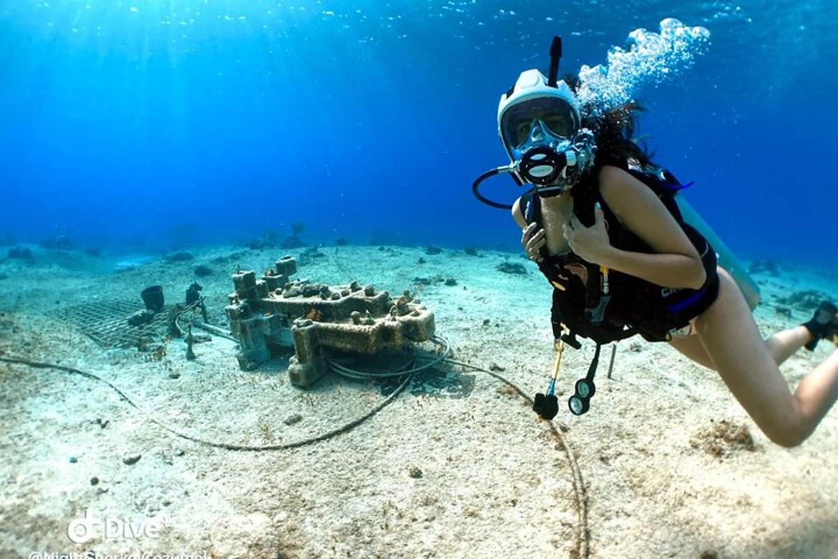 žena s potápěčskou maskou stojící v oceánu