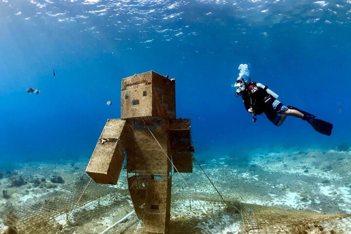 osoba plavající v oceánu vedle majáku