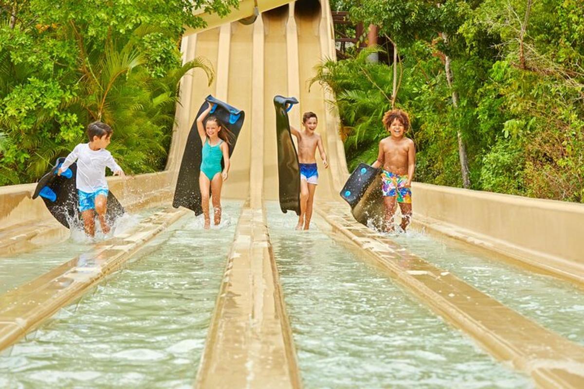eine Gruppe von Kindern im Wasser eines Schwimmbades
