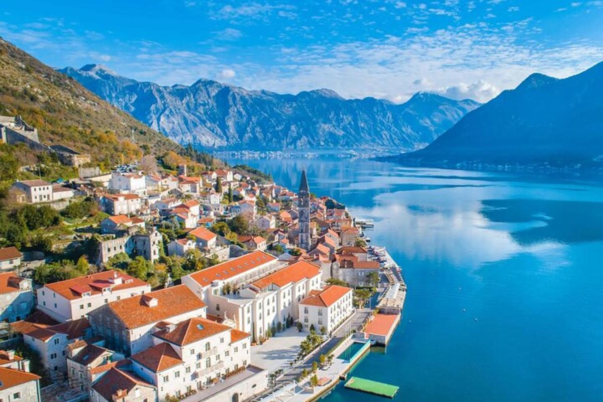 zračni pogled na mesto na obali jezera