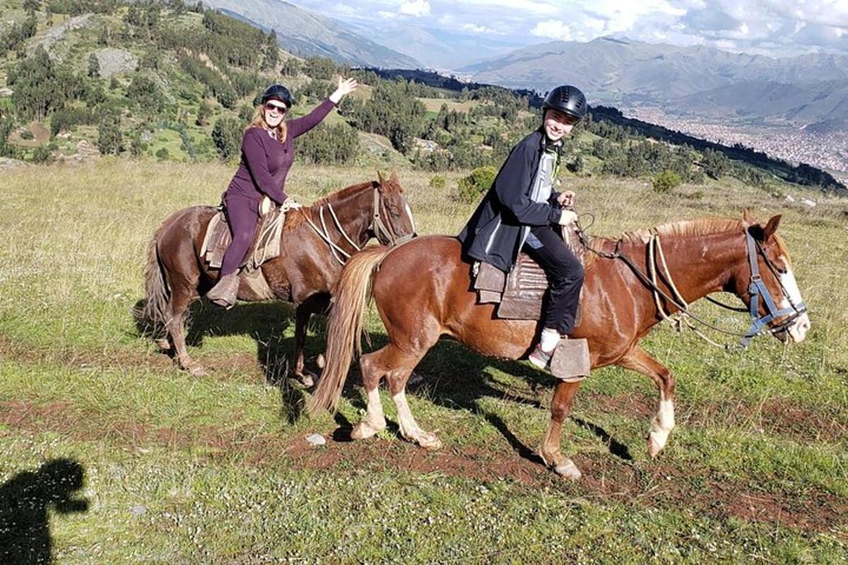 moški in ženska jahata konje na polju