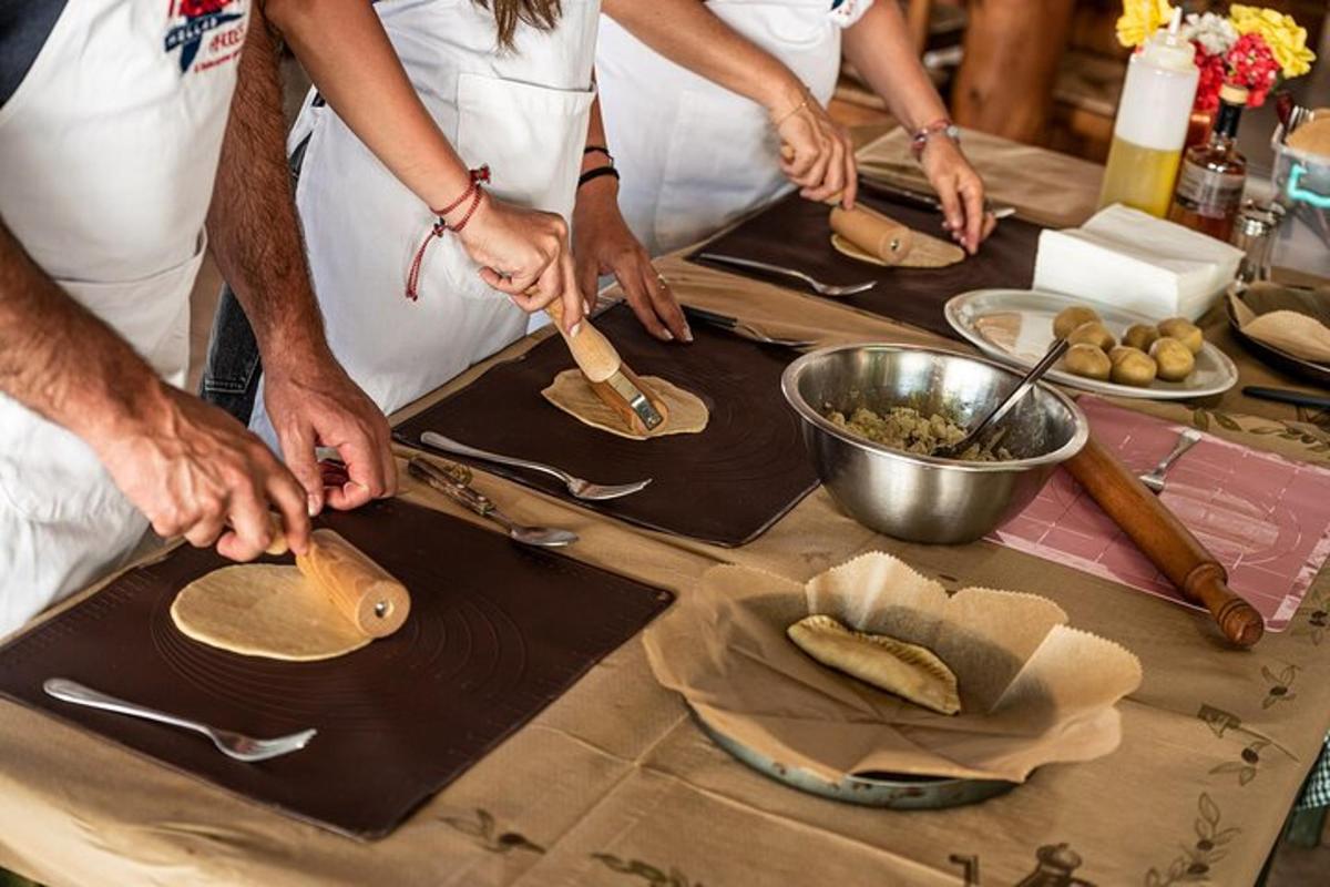 un gruppo di persone che preparano il cibo su un tavolo