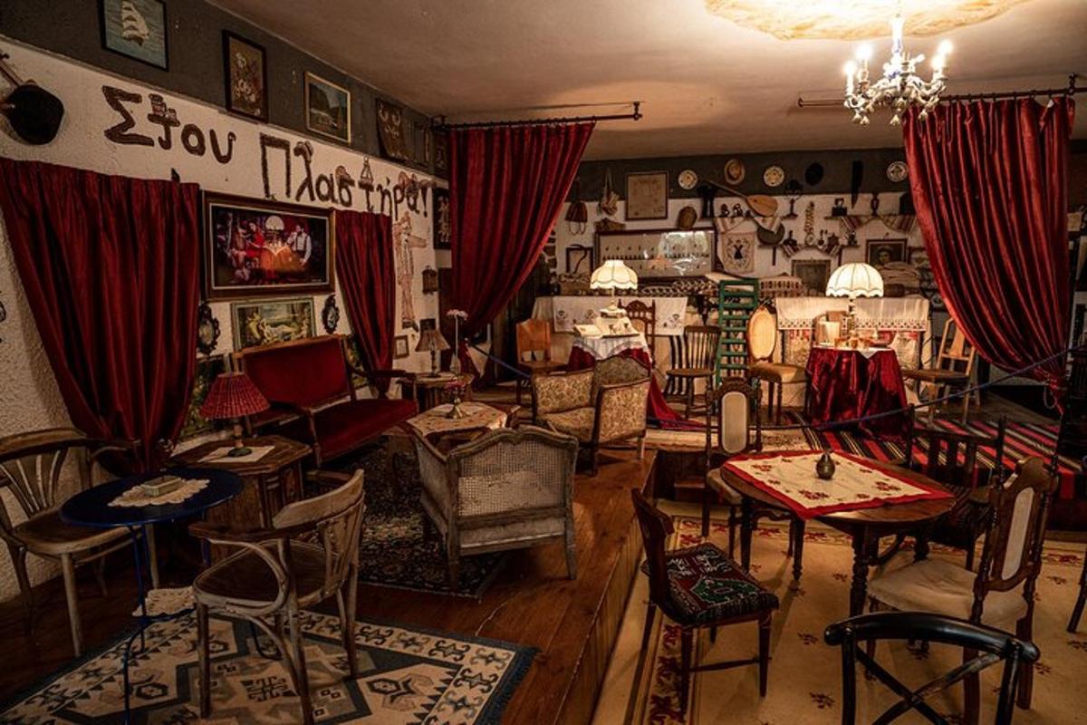 un soggiorno con sedie, tavoli e tende rosse