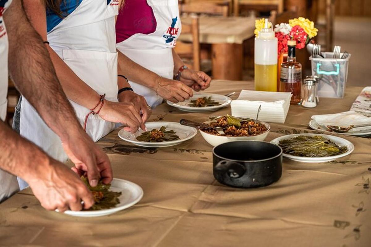 un gruppo di persone in piedi attorno a un tavolo con piatti di cibo