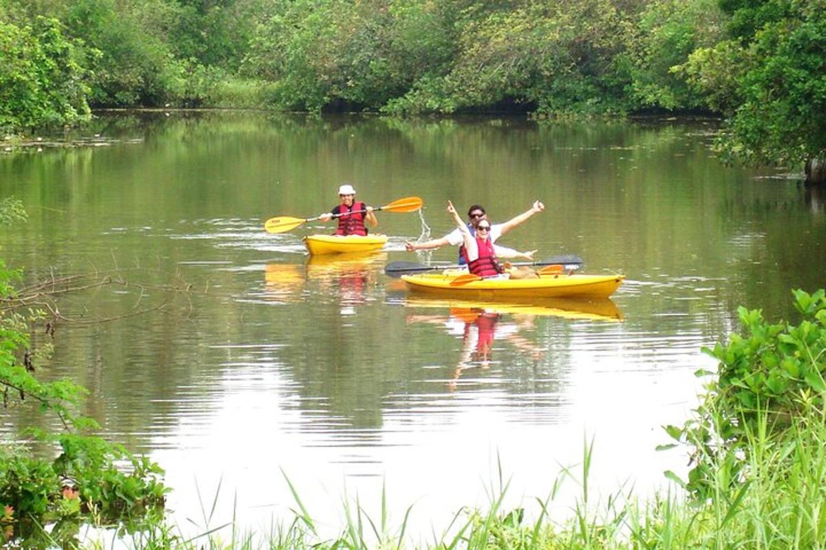 dua orang berada di dalam kayak di sungai