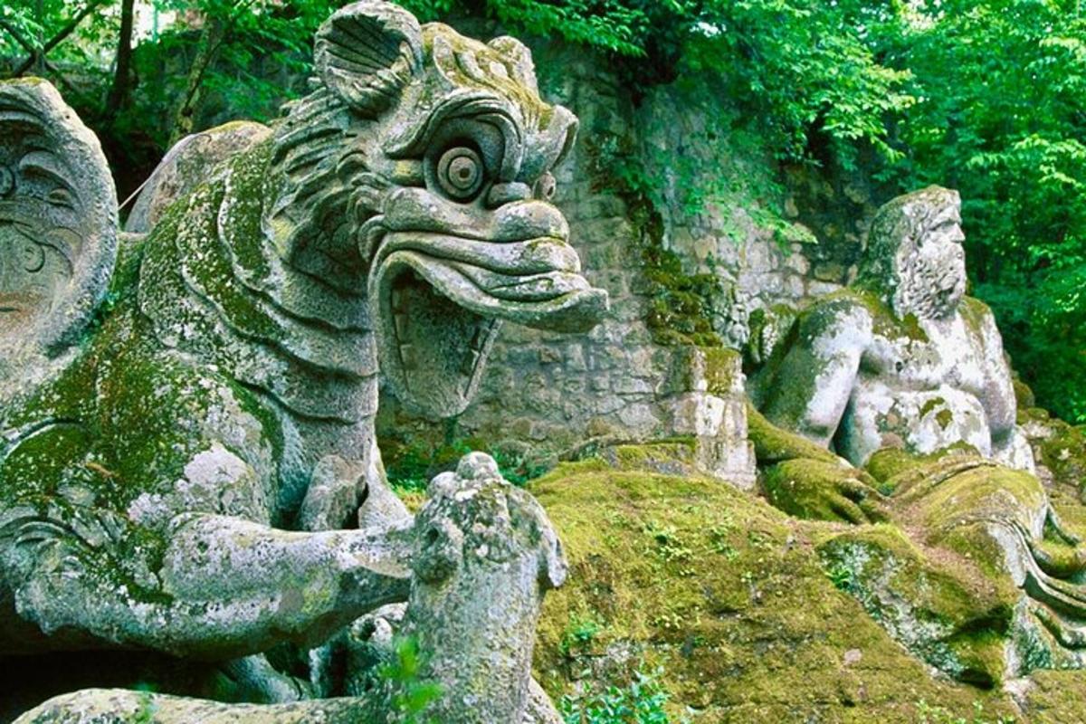 Una estatua de piedra de un dragón en un jardín.
