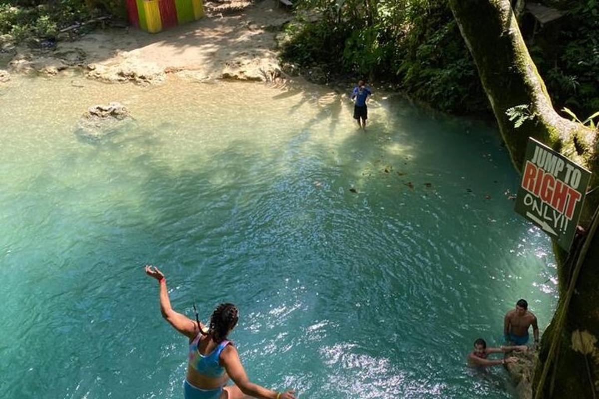 жінка, що стоїть у калюжі води