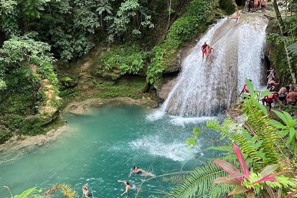 una persona saltando de una cascada a un charco de agua