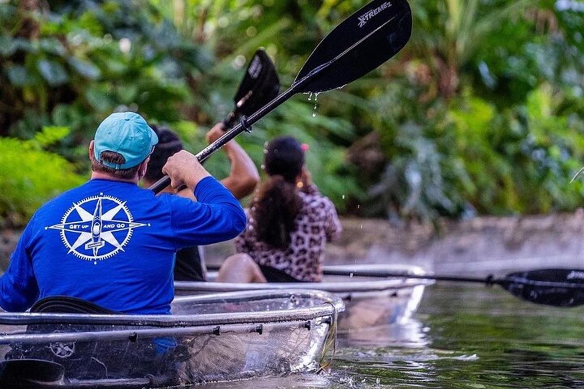 due persone sono su una barca sull'acqua