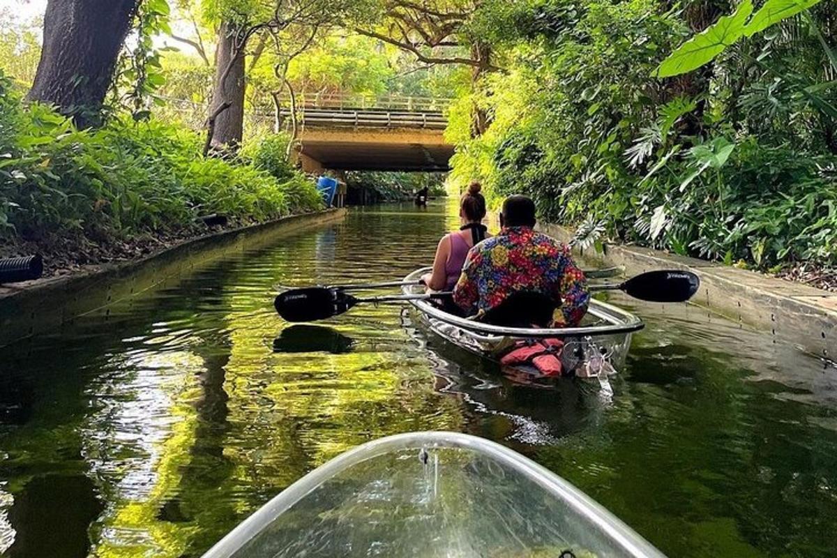 due persone in barca su un fiume