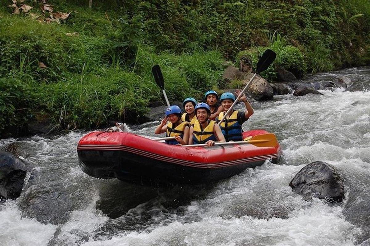 un grupo de personas en una balsa en un río