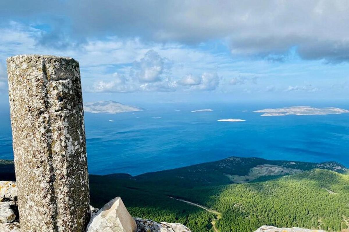 kilátás az óceánra egy hegy tetejéről