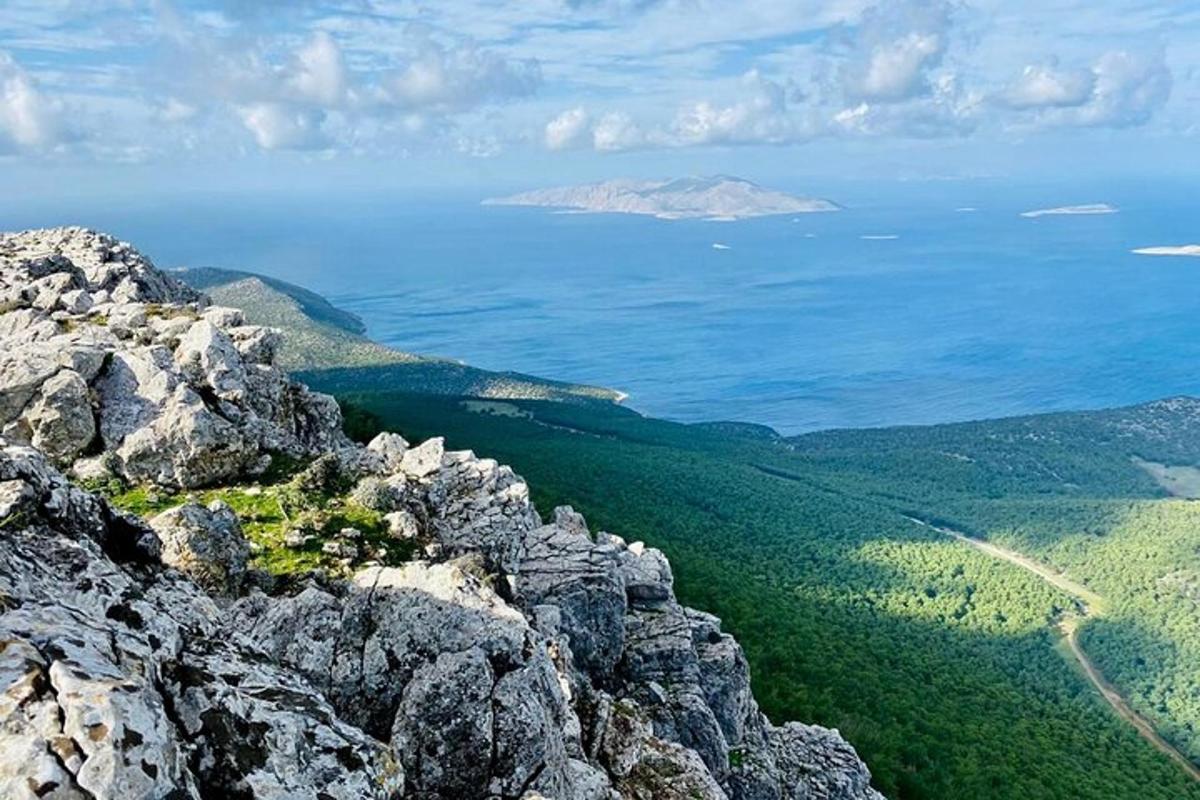 Una vista del océano desde la cima de una montaña