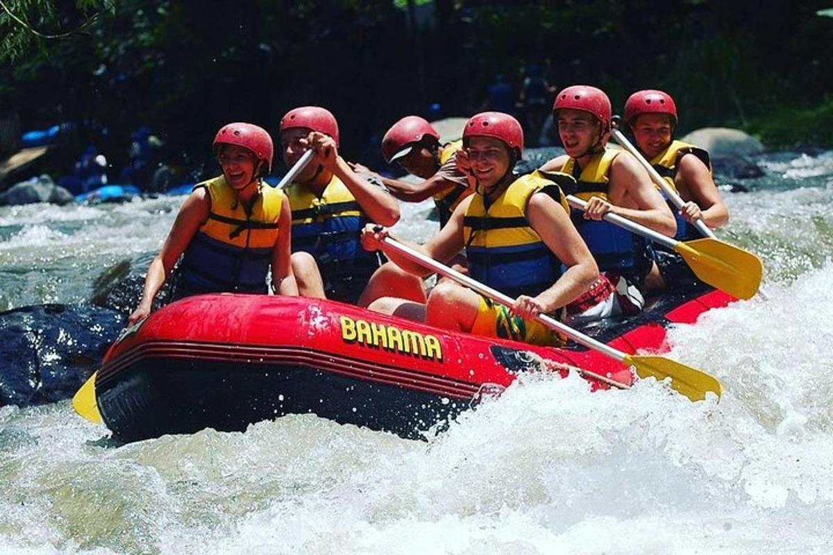 un grupo de personas en una balsa en el agua
