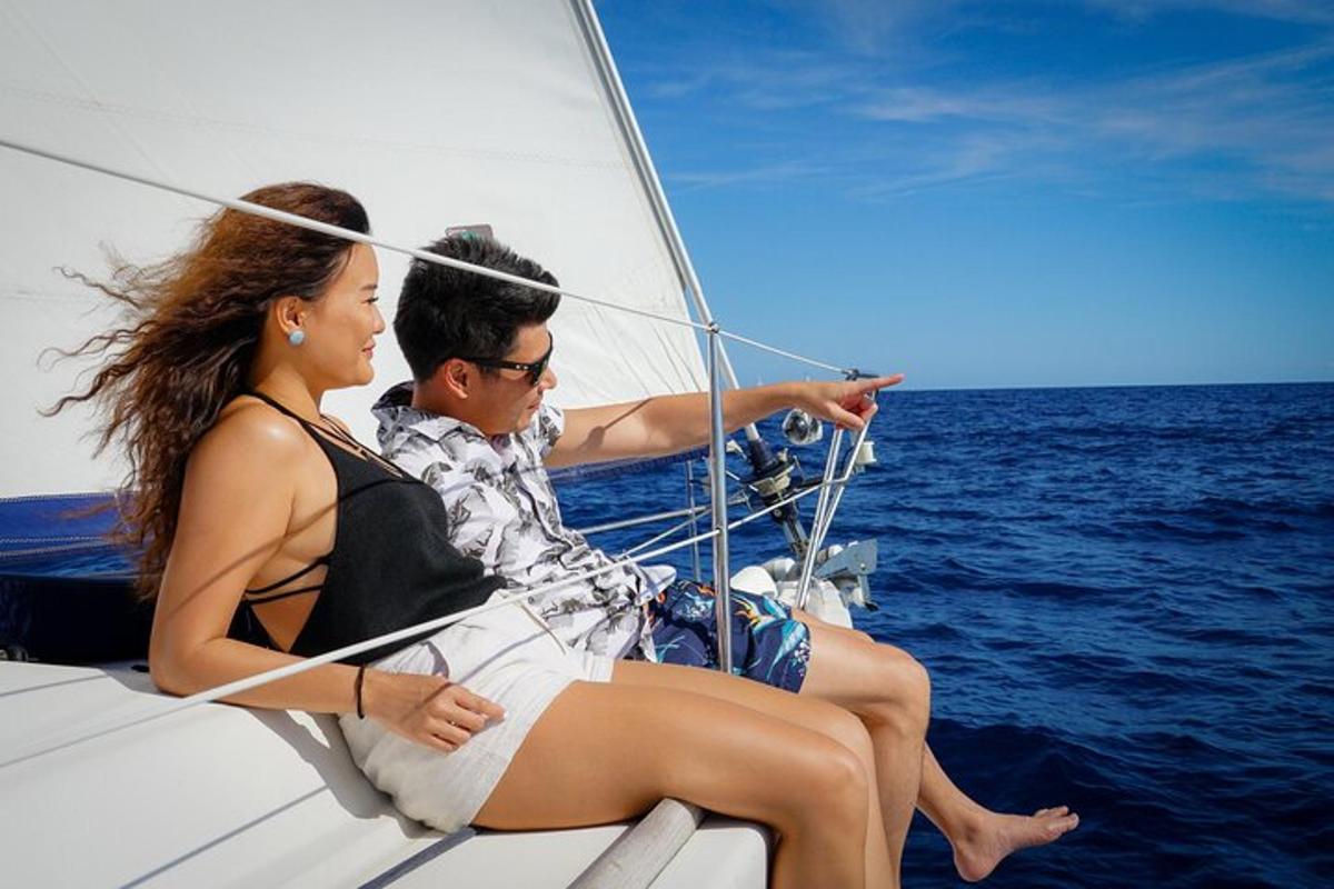 một người đàn ông và một người phụ nữ đang ngồi trên một chiếc thuyền trên đại dương