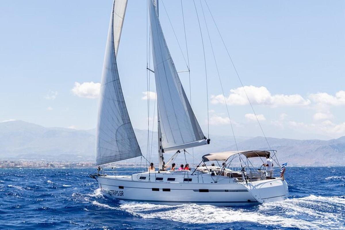 una barca con due vele in acqua