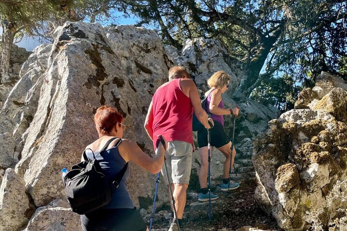 skupina lidí jdoucích po kamenité stezce