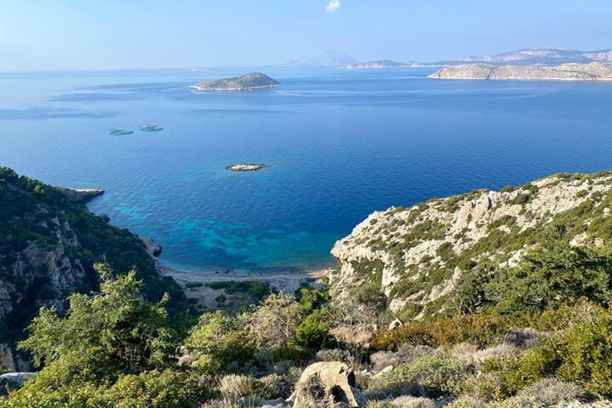 una vista di un grande specchio d'acqua