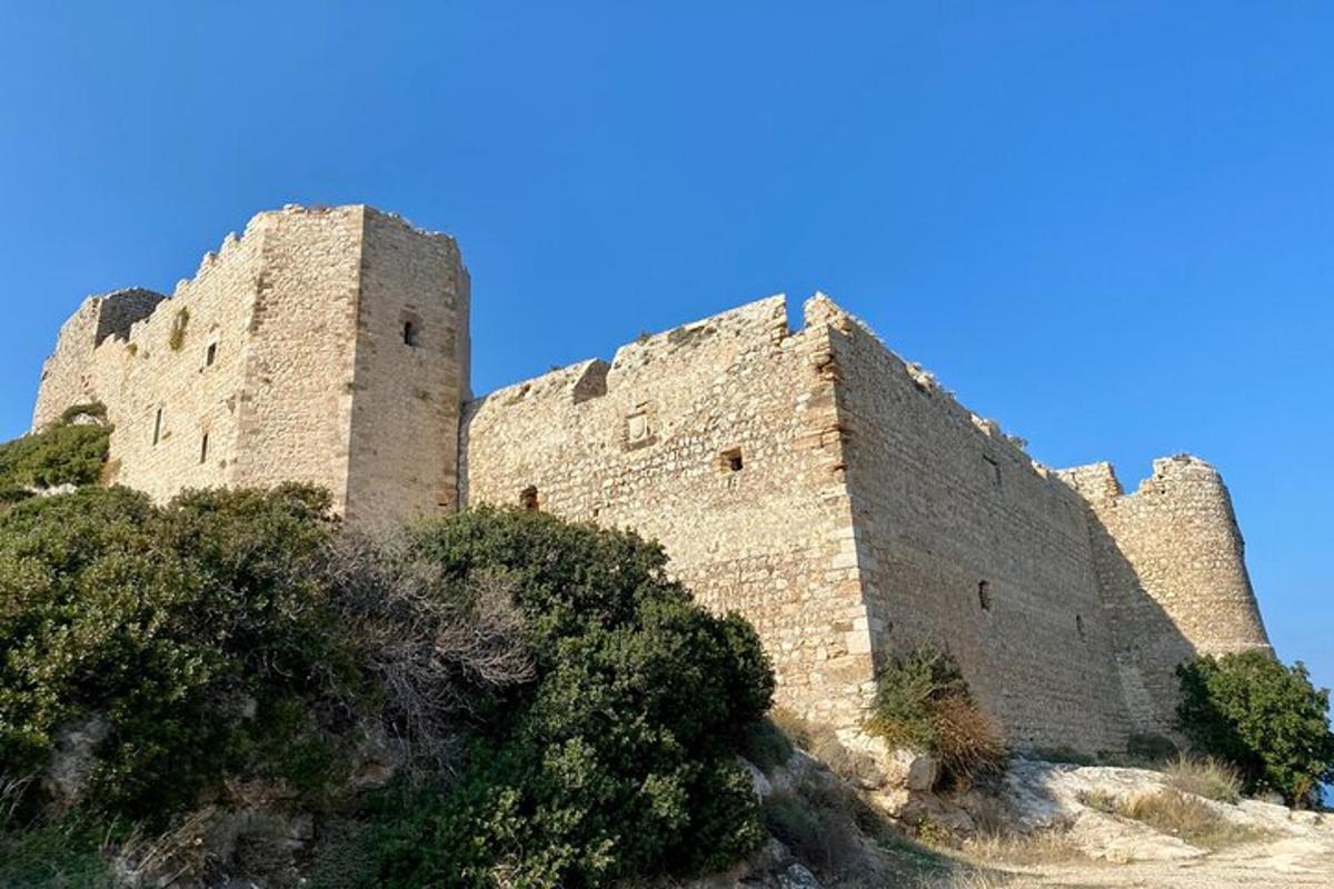 velký hrad na vrcholu kopce