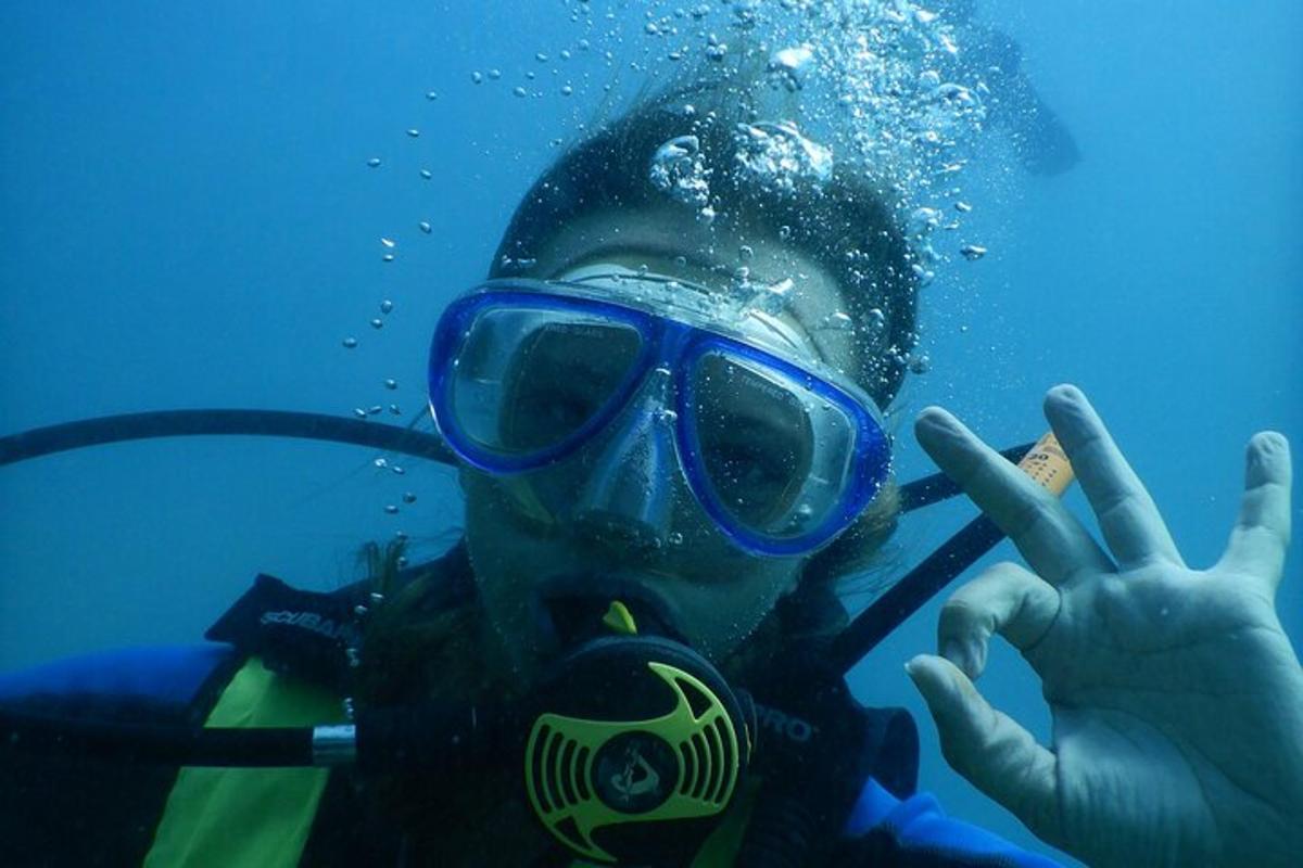 Una persona con máscara y un buzo en el agua.