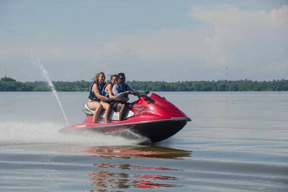 egy csoport ember jetskizik a vízen