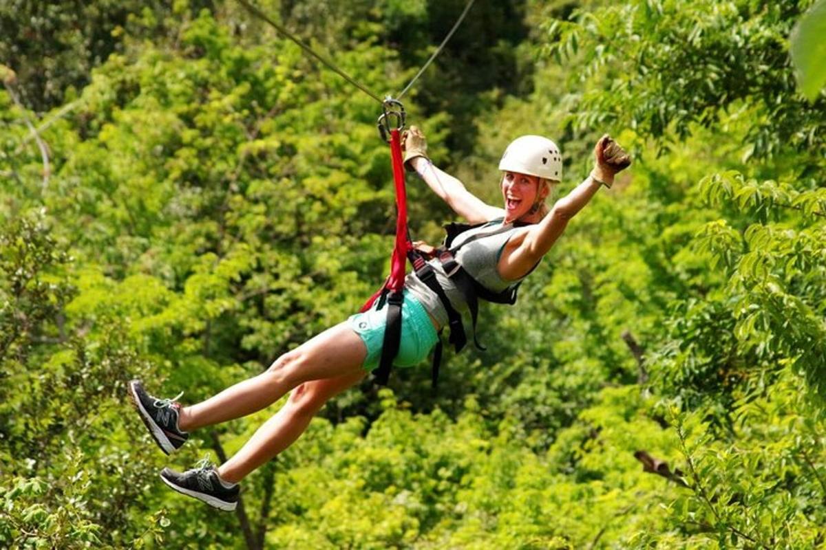 moški, ki leti po zraku na ziplineu