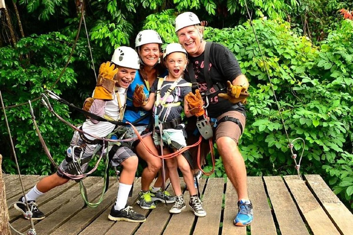 skupina lidí sedících na zip line
