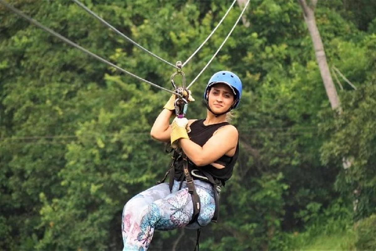 žena jede na zip line