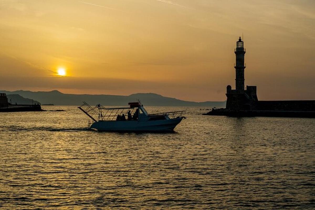 een boot in het water voor een vuurtoren