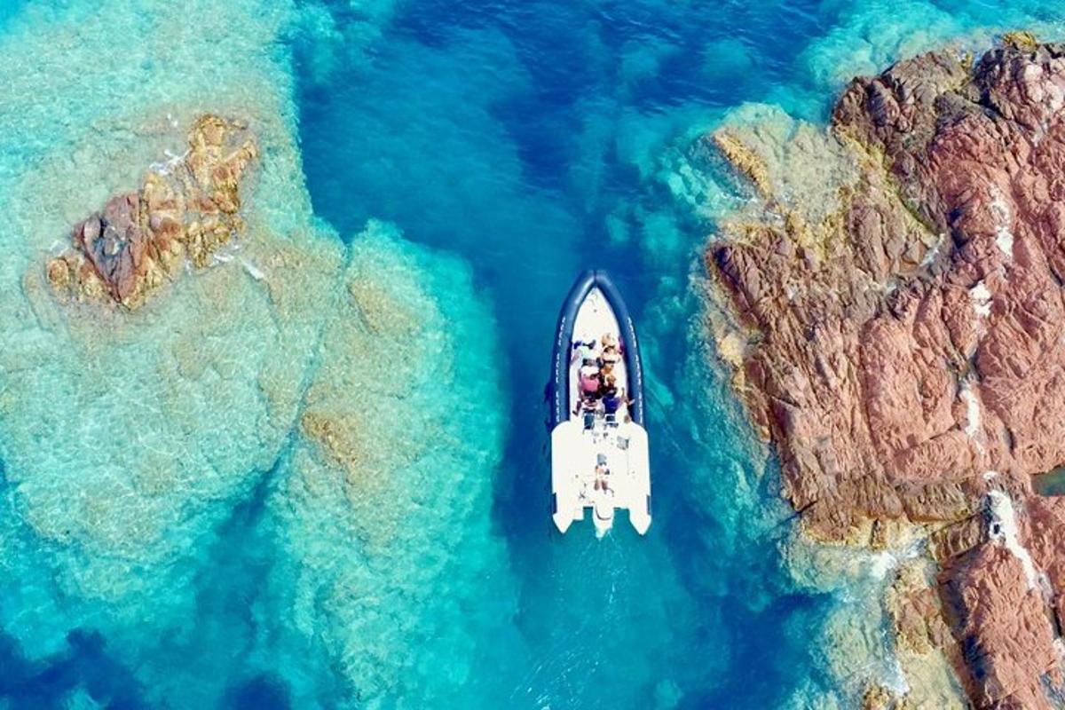 zračni pogled na čoln v oceanu