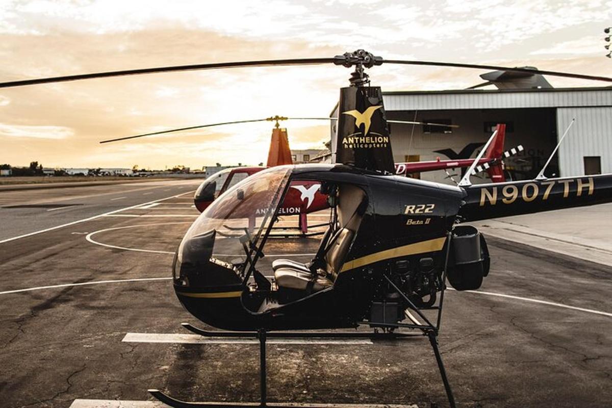 sebuah helikopter diletakkan di atas landasan