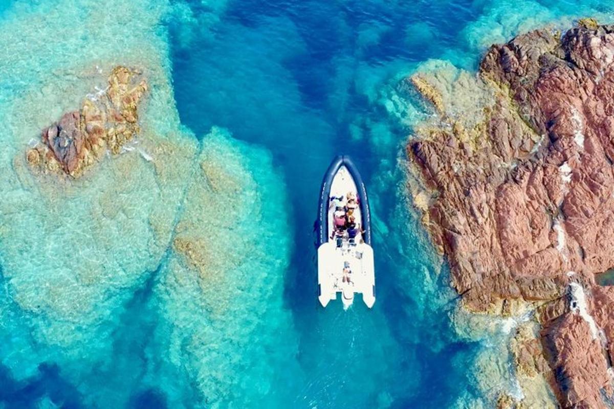 zračni pogled na čoln v oceanu