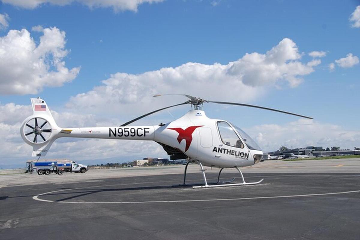 sebuah helikopter kecil diletakkan di atas landasan