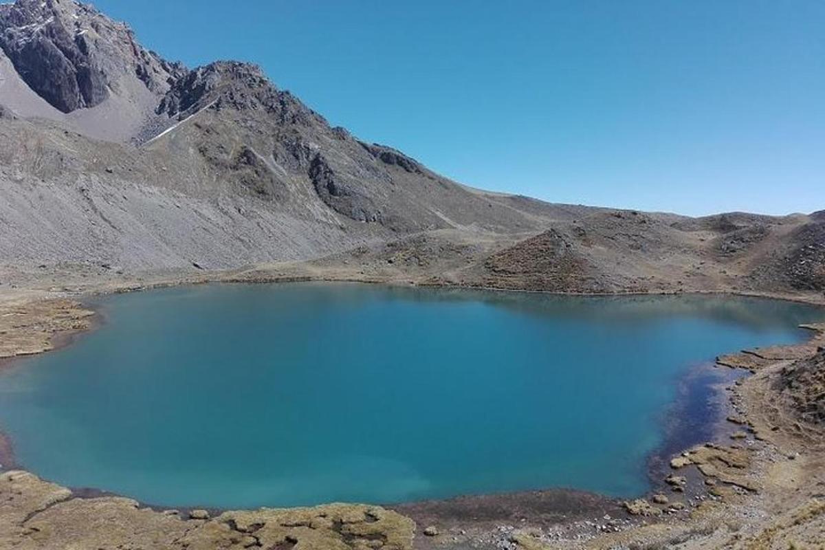 un lago blu in mezzo a una montagna